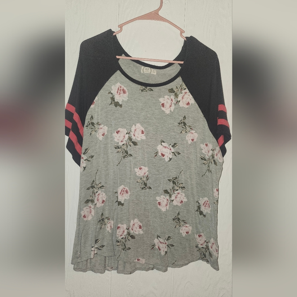 Maurices Black and Gray Floral Short Sleeve Tee